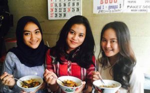 Sensasi Makan Pempek Palembang Ala Siswi SMA 15 Makassar