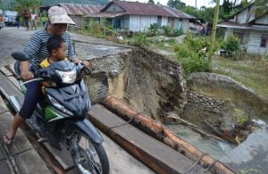 Jembatan Koburo Putus di Gerus Banjir,Pengguna Jalan di himbau Waspada