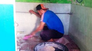 Polisi di Banggai Ikut Bersihkan Masjid