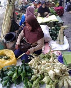 Jelang Lebaran, Daun Pisang dan Daun Kelapa menjadi Primadona Kaum Ibu