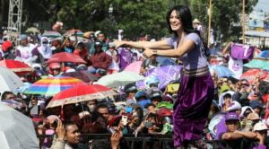 Iis Dahlian Direncanakan Akan Goyang Donggala