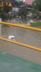 Mini Bus Terjun ke Sungai Palu, Polisi: Lagi Dilidik