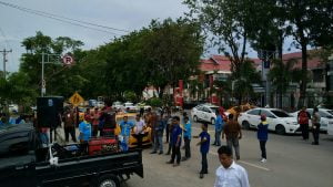 ​Puluhan Sopir Taxi Argo Demo Menolak Grap