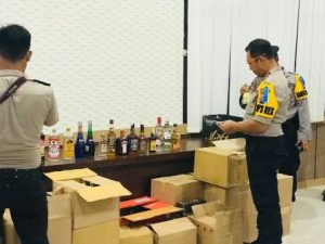 Toko Miras di Jalan UD Raya Donggala digerebek