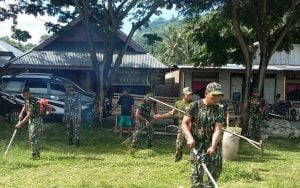 Satgas Ops Tinombala Kerja Bakti Bersama Masyarakat Desa Tangkura