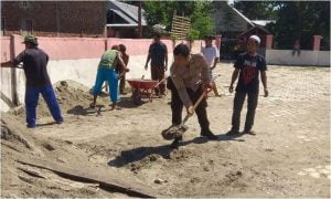 Kompak, Bhabinkamtibmas Bersama Warga Kerja Bakti Bersihkan Lingkungan