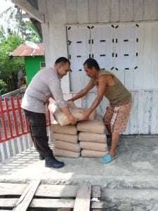Peduli Lingkungan, Bhabinkamtibmas Polsek Labuan Dukung Pembangunan Masjid