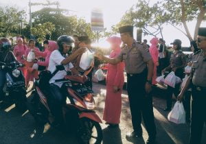 Polres Palu Berbagi Takjil Dengan Warga Kota Palu
