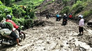 Rawan Longsor, Dinas Bina Marga Dan Penataan Ruang Propinsi Sulteng Himbau Pengguna Jalur Napu Poso Waspada