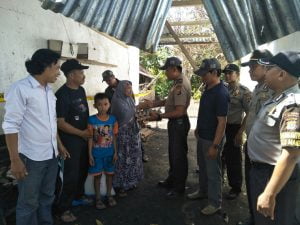 Polsek Lampasio Bantu Warga Kebakaran