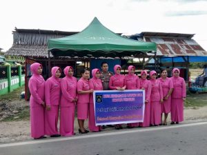 KAPOLRES DAN KETUA BHAYANGKARI BUOL BERBAGI TAKJIL BUKA PUASA