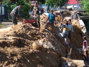 Pasca Banjir, Koramil 11 Galang Kodim 1305/BT dan Warga Perbaiki Saluran Air
