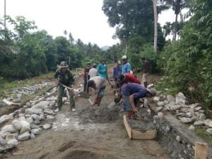 Koramil Tolitoli Utara Kodim 1305/BT Bantu Warga Buat Jalan Desa