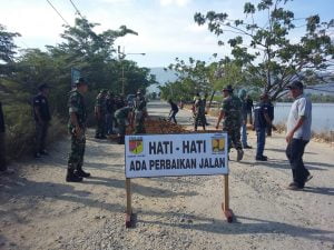 Bersama Dinas PUPR Tolitoli Lakukan Baksos Timbun Jalan Berlubang, Kodim 1305 /BT Tuai Simpati Warga