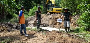 Satgas TMMD Kerahkan Alat Berat Buka Jalan Kantong Produksi Di Dusun Ogomoinit