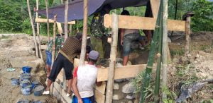 TNI DAN RAKYAT SALING MEMPERERAT SILATURAHMI DI LOKASI TMMD KE 103 DI DESA BAJUGAN