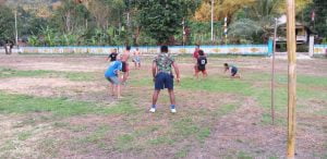 TNI AD DAN WARGA ASIK MAIN BOLA DI LOKASI TMMD KE 103