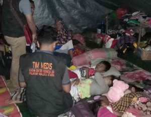 Demi Panggilan Tugas,Relawan Tim Medis Asal Malut Selusur Tenda Pengungsi Malam Hari