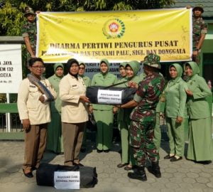 Peduli Korban Gempa dan Tsunami Sulteng, Persit Ranting IX Koramil 10 /Tomini Berikan Bantuan Logistik