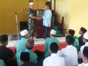 Koramil 10/Tomini Bagi – Bagi Alquran dan Berikan Pendidikan Teritorial Pada Siswa