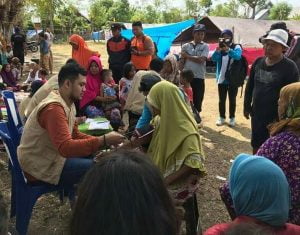 Peduli Bencana, Tim Relawan BKKBN Bagikan Ribuan Strep Pil KB di Posko Pengungsi