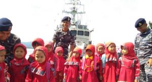 Peringati Hari Pahlawan,KRI Pulau Romang -723 Gelar Open Ship Untuk Pelajar dan Masyarakat  di Tolitoli