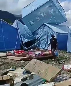 Warga Panik,Puluhan Tenda Pengungsi Hancur di sapu Angin Kencang