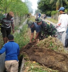 JUMA’AT BERSIH,  TNI BERSAMA BHABINKAMTIBMAS DAN WARGA TUWELEY MEMBERSIHKAN SELOKAN