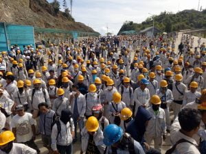 Tuntut Kenaikan gaji 20 Persen,Ribuan Buruh”  Kepung ” PT IMIP