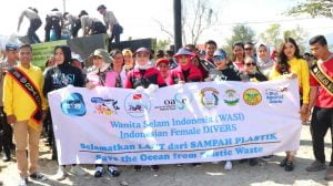 Ketum Bhayangkari Sambangi Teluk Palu,Pimpin Aksi Bersih Sampah Sambil Bernostalgia