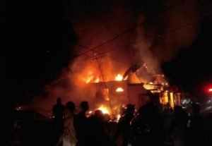 Kebakaran Hebat Hanguskan Kos Kosan,Kantor LSM serta Rumah Warga Boyaoge