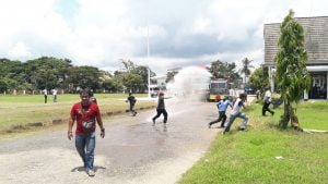 Massa Aksi Demo Gadungan Bentrok dengan Aparat Polres Muna di Alun Alun Raha