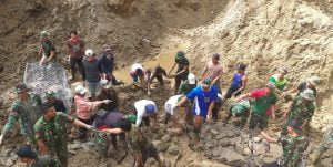 Sinergitas Satgas TMMD Ke104 Di Palolo Bersama Warga Taklukkan Jembatan Ngangamuti Bakubakulu