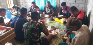 Makan Siang Bersama,Wujud Terima Kasih Warga Terhadap Satgas TMMD Ke 104