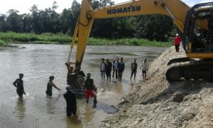 Sinergitas Masyarakat dan Satgas TMMD Pasang Oprit dan Abutment Jembatan Kura Kura