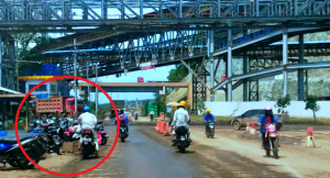 “Parkir Liar” Ribuan Kendaraan Karyawan PT IMIP Kuasai Bahu Jalan Nasional