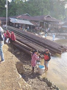 Karatan dan Terbengkalai,Puluhan Tiang Listrik Proyek Lisdes Milik PLN di Pesisir Pantai Desa Lebiti
