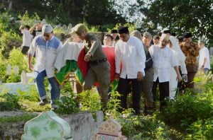 Sekertaris Bappeda Sulteng Wafat, Gubernur Lepas Jenazah,Sekprov Usung Keranda Hingga Ke Liang Lahat