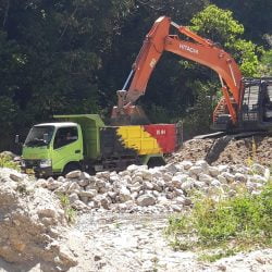 Proyek Peningkatan Jalan Ruas Watumaeta-Sanginora diduga Kuat Gunakan Material “Ilegal” dari Kawasan Hutan Lindung.