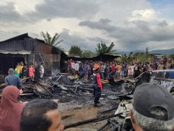 Dua Rumah Diamuk Si Jago Merah ,Seorang Balita Tewas Terbakar