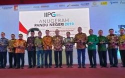 Walikota Palu terima Anugrah Pandu Negeri Kategori Silver Terkait Tata Kelola Pemerintahan Terbaik