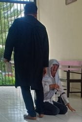 Minta Keringanan Hukuman,Terdakwa Jembatan Torate Berlutut Depan Jaksa