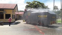 Dinkes Muna Gandeng Polres Muna Lakukan Penyemprotan Disinvektan Virus Corona Pakai Mobil Water Canon