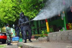 Gandeng Brimob,Dinkes Kota Palu laksanakan Penyemprotan Disinfektan di Kelurahan  Mamboro
