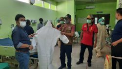 Wali kota Palu serahkan 50 buah APD kepada Plt. Direktur RSU Anutapura Palu