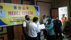 PKK Muna Berikan Bantuan 10.000 Masker Buat Masyarakat Ke Pemda Muna