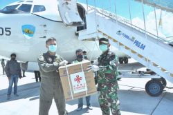 Danrem Serahkan APD dan Masker Bantuan Kemenkes RI Ke Satgas Gugus Virus Covid-19 Sulteng