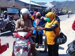 Cegah Penularan Covid-19,DPPKB Tolitoli Bersama Polsek Galang Bagi Masker dan Leaflat Kepada Warga Sandana