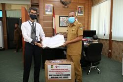 Wali kota Palu Terima secara langsung bantuan dari PT. BPR Palu Lokadana Utama