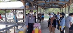PT Rajawali Group Bersama Polsek Baolan berbagi Sembako Dengan Warga Pulau lutungan